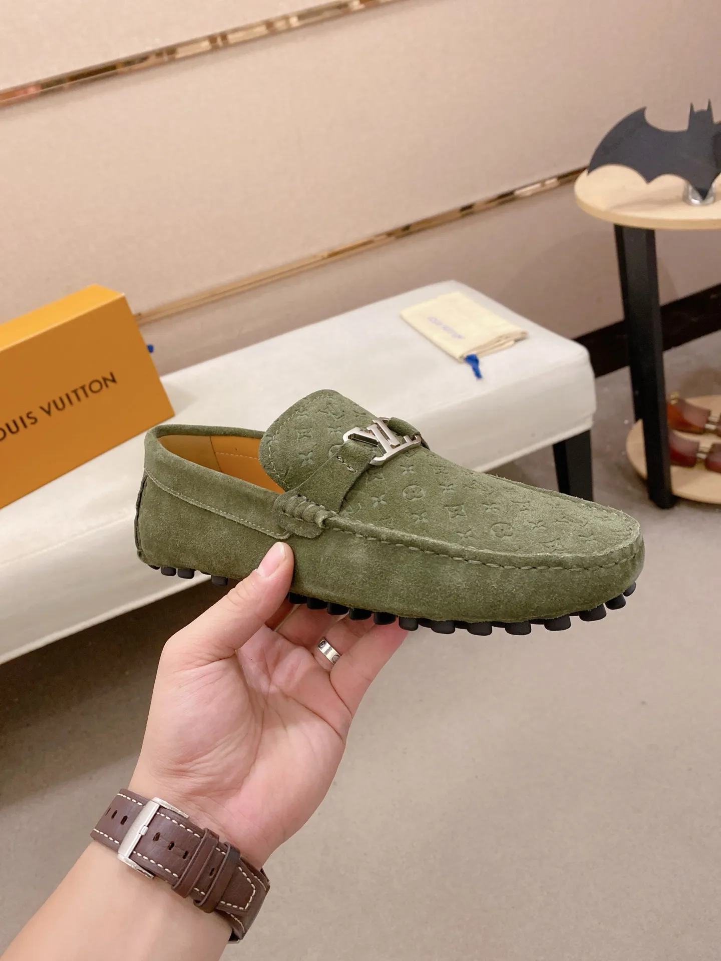 Factory price: 500💰High-end quality! LV 🆕🆕Exclusive hot-selling products in stock🔥🔥New products on the shelves, high-quality Ferragamo men's pea shoes, high-end casual driving shoes, with complete packaging! 💪 💪 Material: Imported suede cowhide 🐂 + Imported high-quality buffalo leather lining + wear-resistant outsole 👍🏻👍🏻 Features: High-end and comfortable, purely handmade 🚀 🚀 Create the perfect shoes that suit you best 🔥 🔥 Size: (38-44) 45 standard size can be customized!